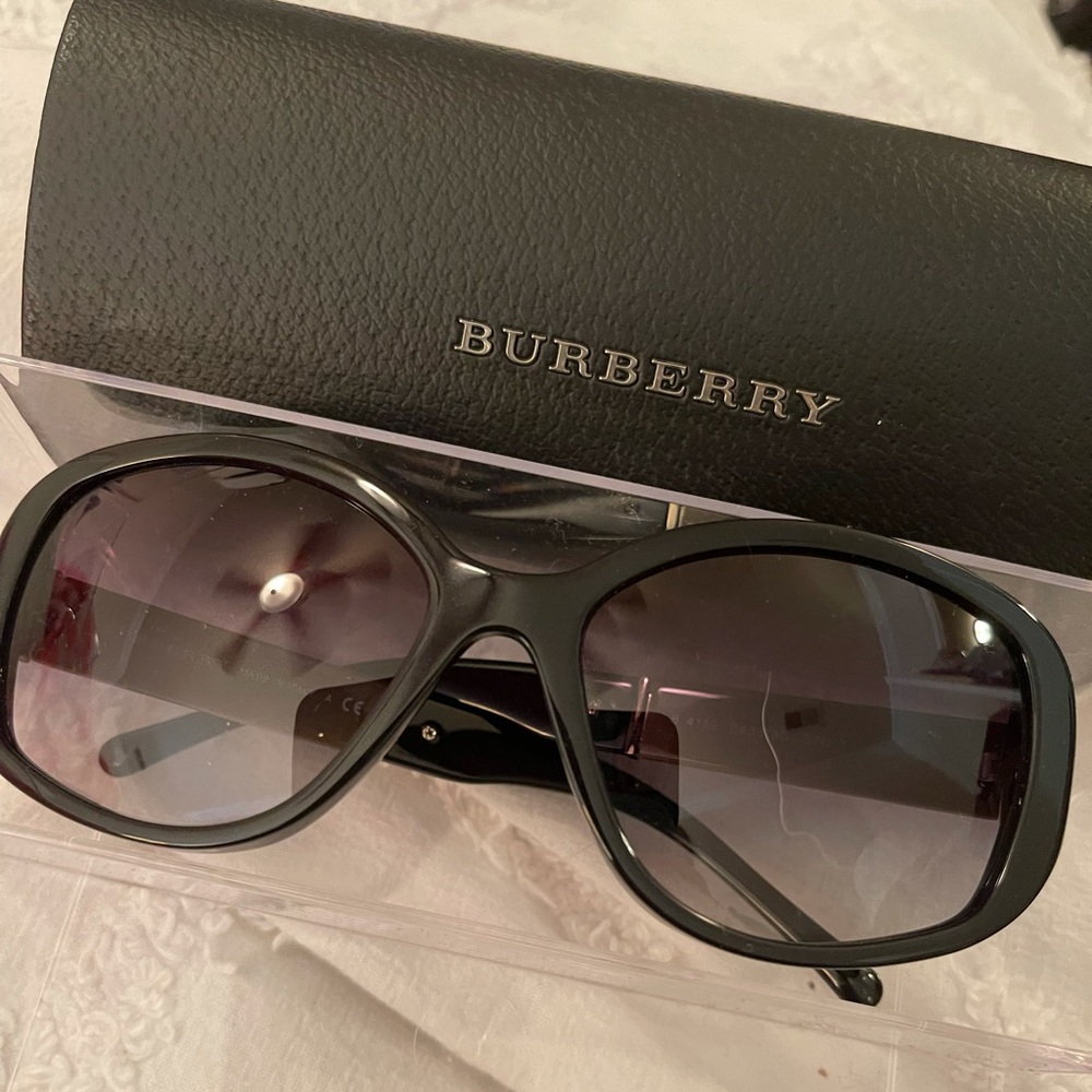 Burberry sunnies 🕶